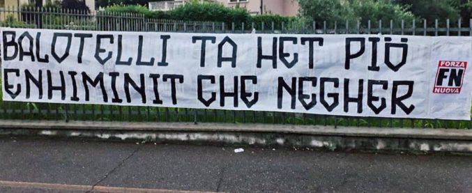 “Sei più stupido che nero”, striscione di Forza Nuova contro Mario Balotelli