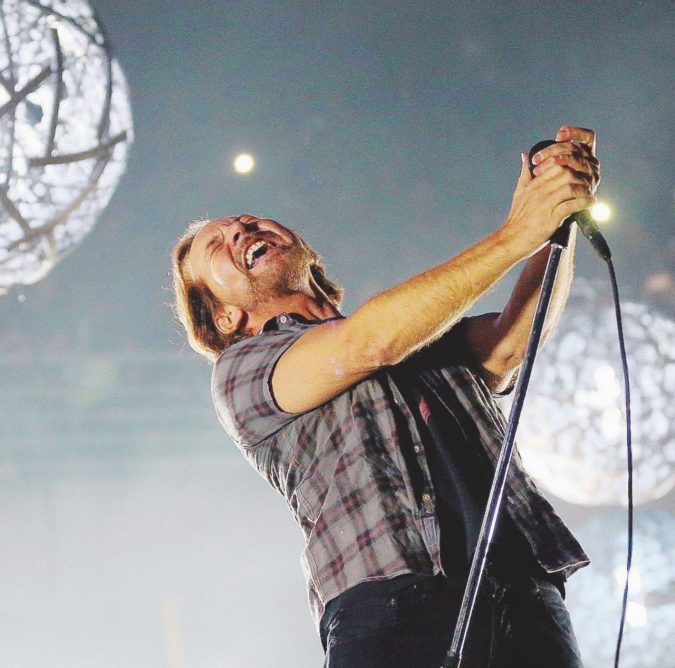 Il leader - Eddie Vedder, voce dei Pearl Jam. Venerdì la prima data a Milano, il 24 a Padova, il 26 all’Olimpico di Roma - Ansa Pearl Jam in Italia ma nel mirino c’è sempre Trump