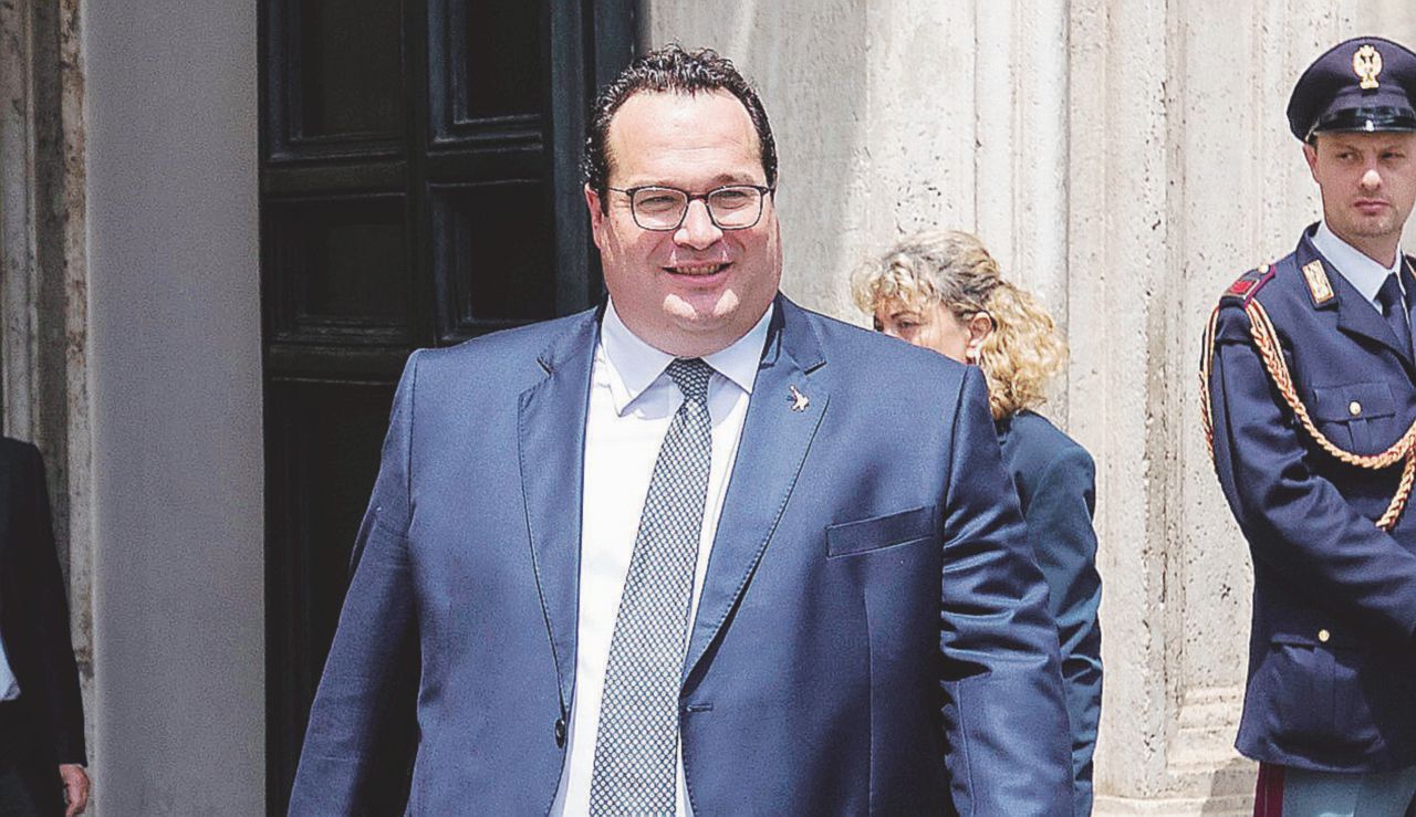 Copertina di FascioLega Capitale, la Terra di Mezzo si ricicla con Salvini