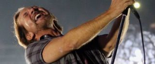 Copertina di Pearl Jam, “Eddie Vedder ha perso la voce”: salta il concerto a Londra. La band per ora conferma la data di Milano