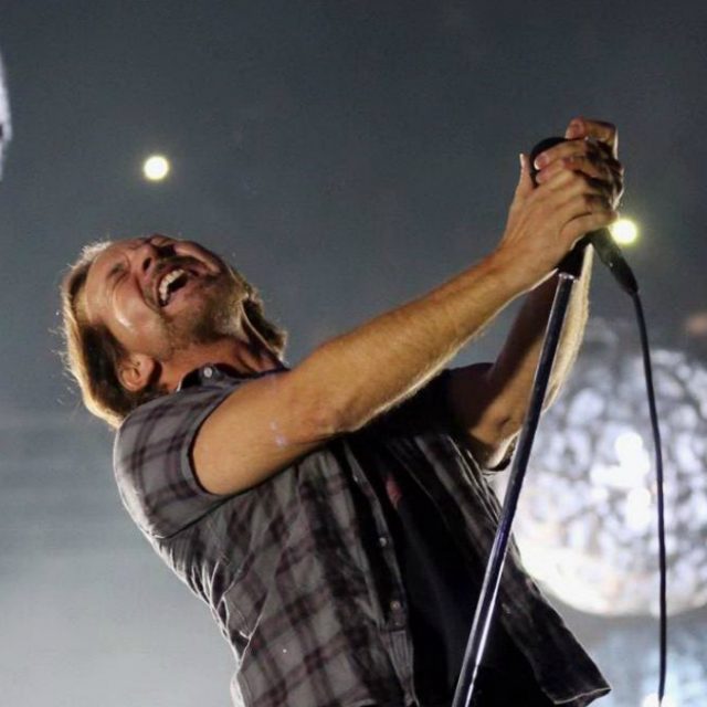 Pearl Jam, “Eddie Vedder ha perso la voce”: salta il concerto a Londra. La band per ora conferma la data di Milano