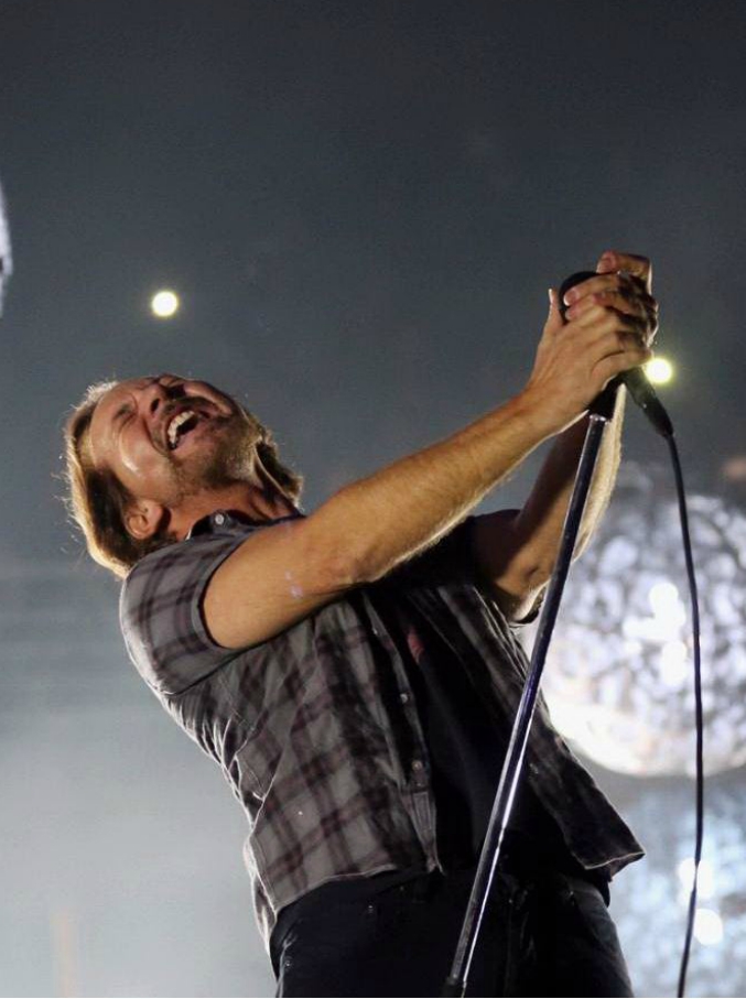 Pearl Jam, “Eddie Vedder ha perso la voce”: salta il concerto a Londra. La band per ora conferma la data di Milano