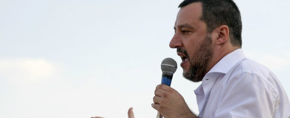 Matteo Salvini, ieri l’Aquarius, oggi i rom. L’indignazione è una trappola