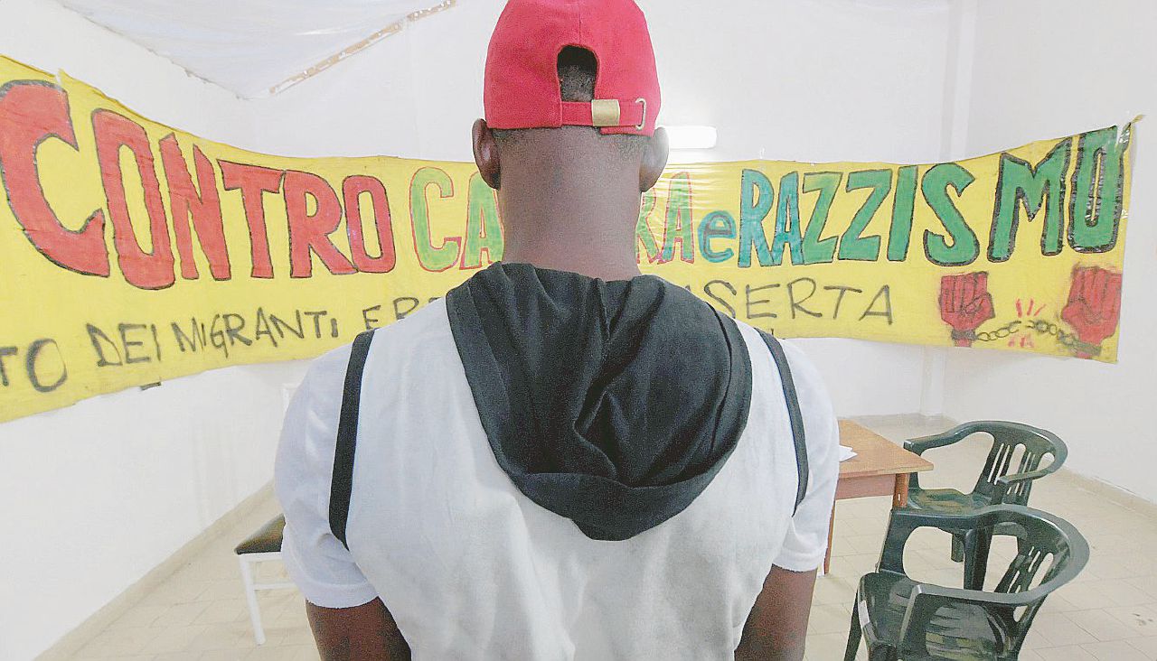 Nel centro sociale - La conferenza stampa del giovane del Mali all’ex Canapificio di Caserta - Ansa La denuncia di 2 migranti: “Spari in nome di Salvini”