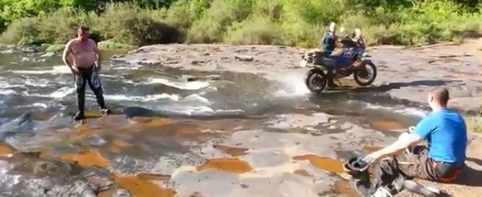 Copertina di La doccia più ignorante di sempre? L’ha inventata questo trio di centauri in riva al fiume. Riuscireste a fare di peggio?