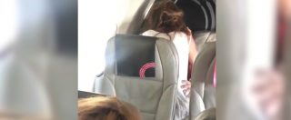Copertina di La passione ad alta quota è irrefrenabile: vengono sorpresi a fare sesso in volo, i passeggeri non si accorgono di nulla