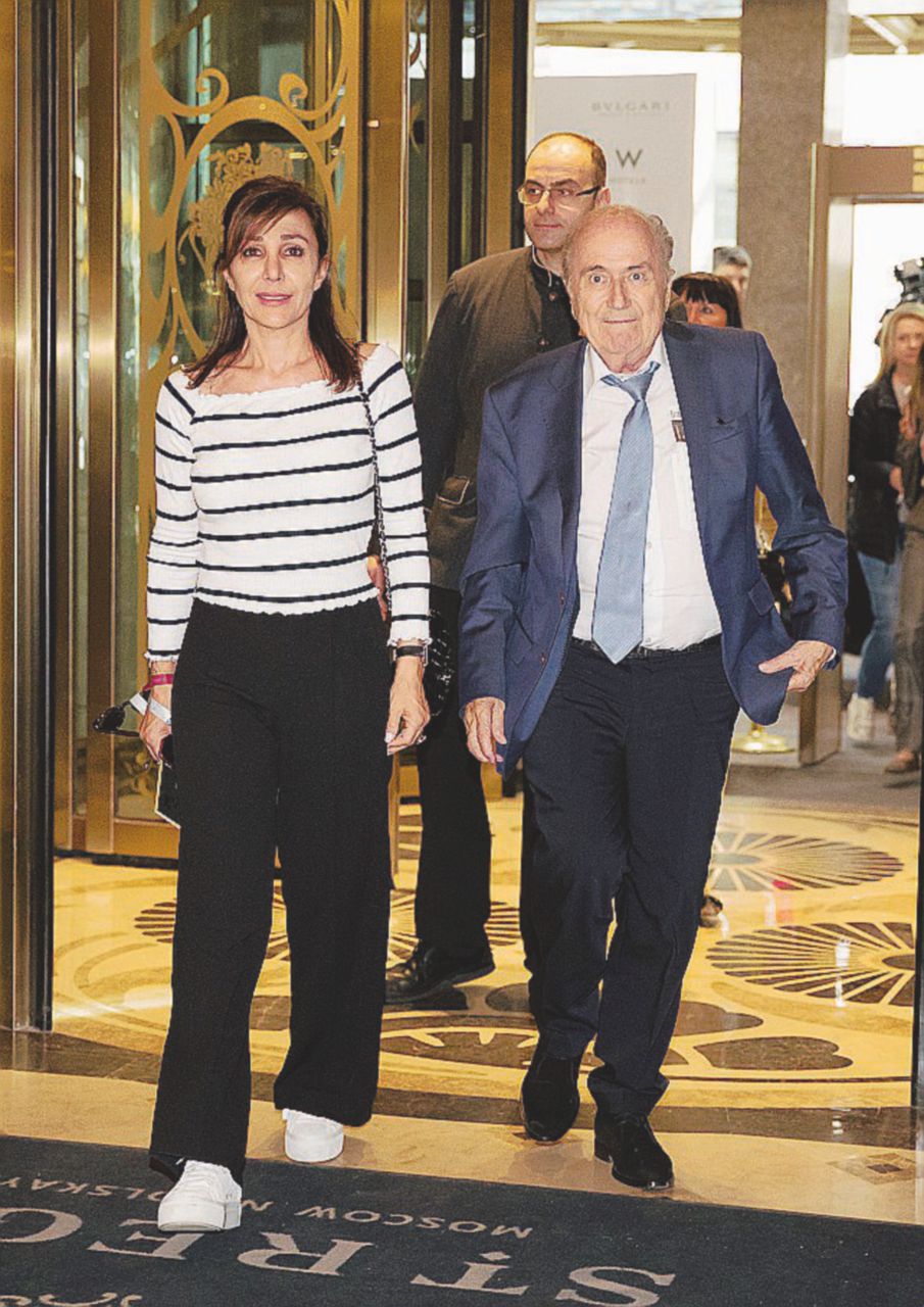 Bandito dal pallone - L’arrivo di Joseph “Sepp” Blatter (82 anni) con la fidanzata nell’hotel moscovita - LaPresse L’impresentabile Blatter “riabilitato” da Putin