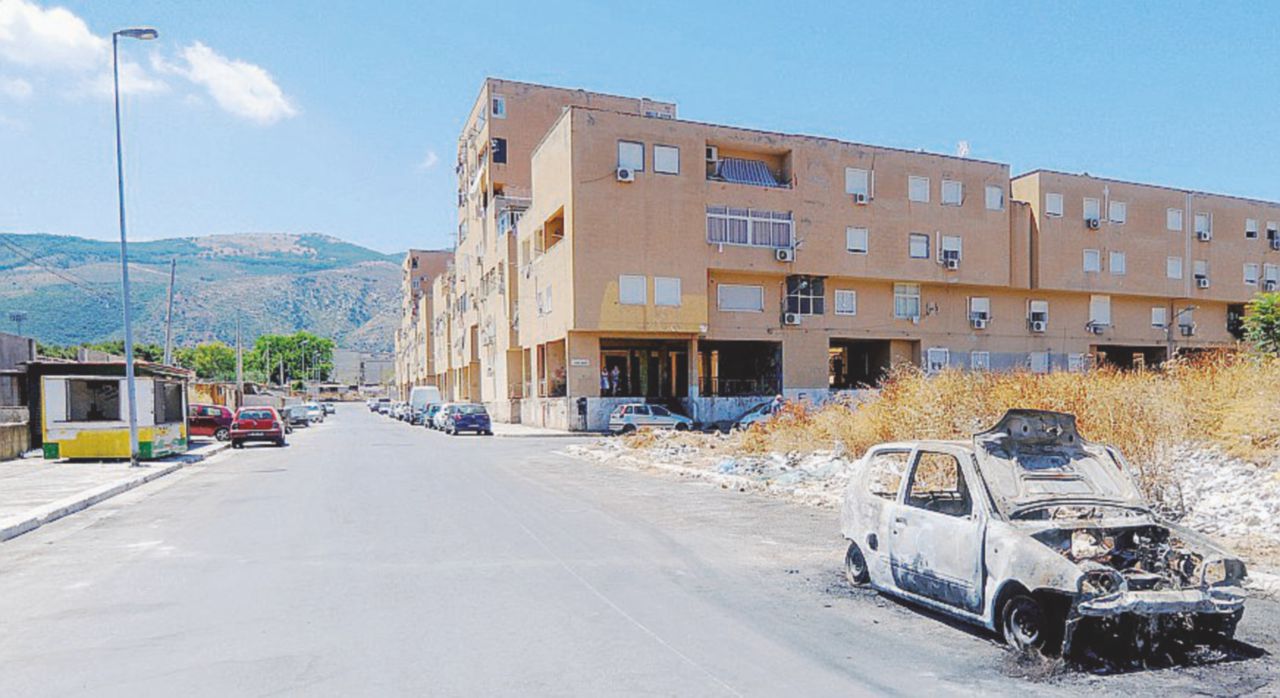 Copertina di Palermo, l’hotspot della discordia allo Zen