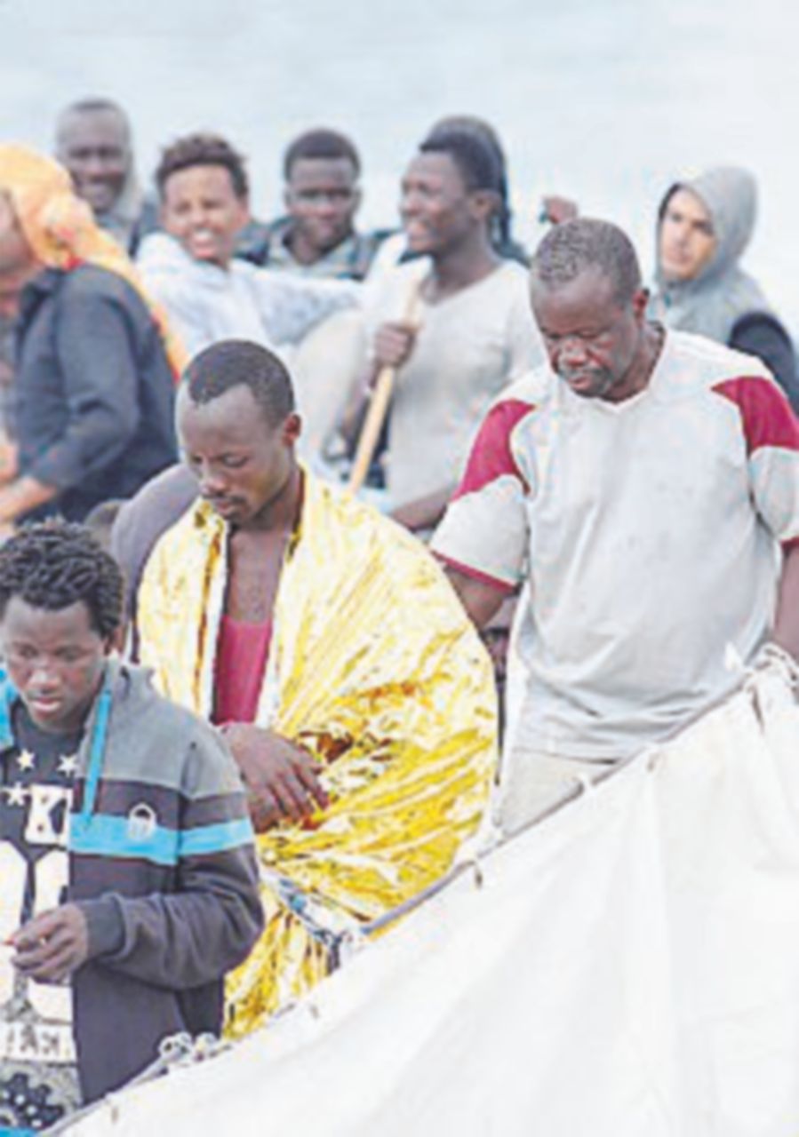 I sopravvissuti a bordo della Diciotti: “Noi aggrappati ai morti”