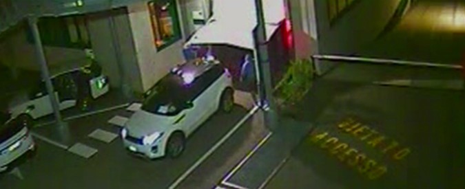 Copertina di Milano, sgominata banda di ladri di auto di lusso: in 29 nella rete dei carabinieri. Il furto dei suv nel video della sorveglianza
