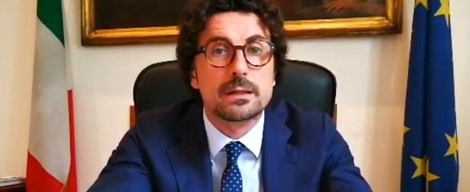 Copertina di Migranti, Toninelli: “Sequestreremo nave ong Lifeline, agisce in acque libiche fuori dal diritto internazionale”