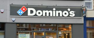 Copertina di Domino’s pizza apre a Torino: “45 rider assunti a tempo pieno”. Di Maio: “Bravi, guerra alla precarietà è appena iniziata”