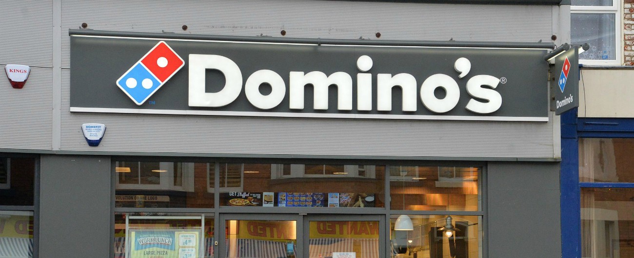 Domino’s pizza apre a Torino: “45 rider assunti a tempo pieno”. Di Maio: “Bravi, guerra alla precarietà è appena iniziata”
