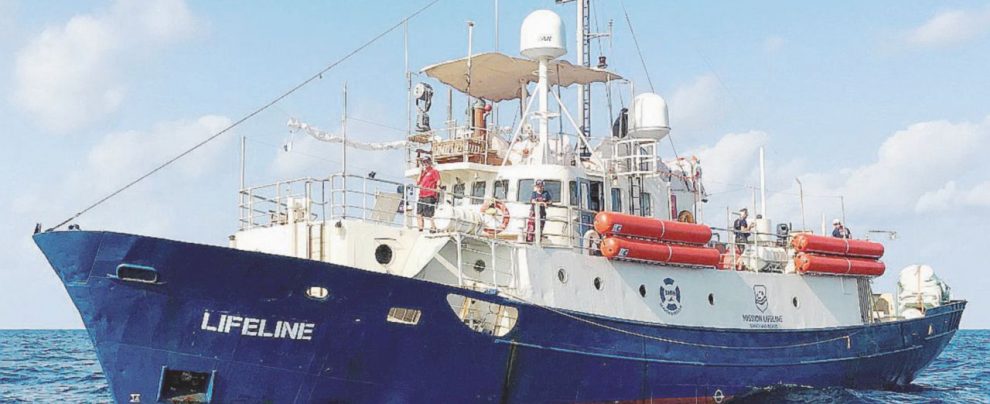 Bloccata - La nave della Ong tedesca Lifeline ha salvato 224 migranti al largo delle coste libiche - Ansa Nuova battaglia con le Ong, Conte e la Merkel fanno pace