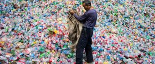 Copertina di Cina blocca rifiuti di plastica dall’estero. E l’Italia non potrà più “esportare” a Pechino la sua carta da macero