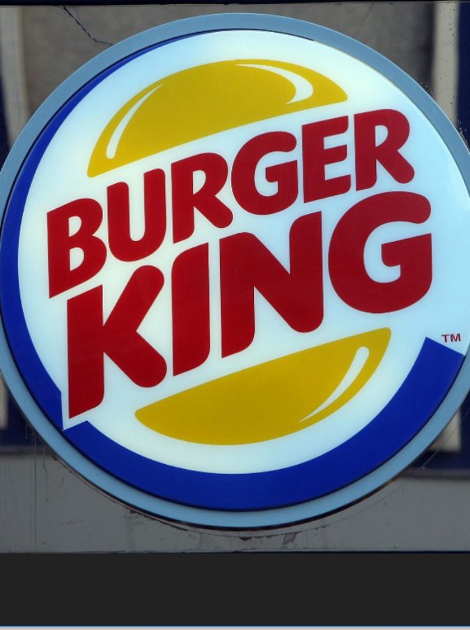 Burger King: “Hamburger gratis a ogni donna che si fa mettere incinta da un calciatore”. Scoppia la polemica