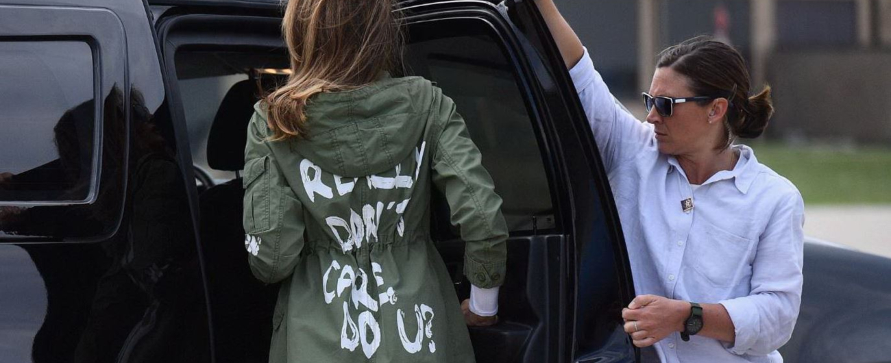 Melania Trump visita centro per bambini migranti. Ma sulla giacca c’è la scritta: “Non mi importa niente, e a te?”