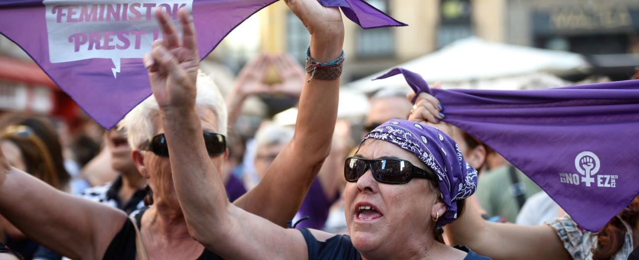 Copertina di Stupro di gruppo Pamplona, liberi i 5 condannati del “branco” : le femministe in Spagna scendono in piazza – FOTO