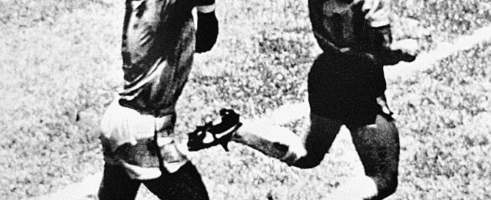 22 giugno 86 - Al 51º la mano di Maradona beffa il portiere Peter Shilton - Ansa “Messi non è Maradona e oggi il Paese sta anche peggio della Nazionale”