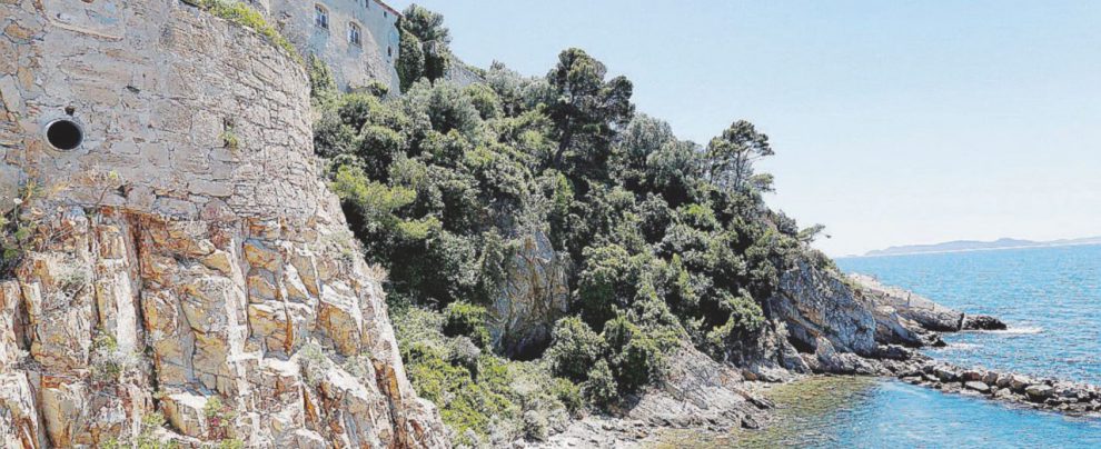 In Costa Azzurra - Emmanuel e Brigitte Macron e la residenza presidenziale Fort Brégançon - Ansa Macron, il Fort Brégançon è più chic con una piscina