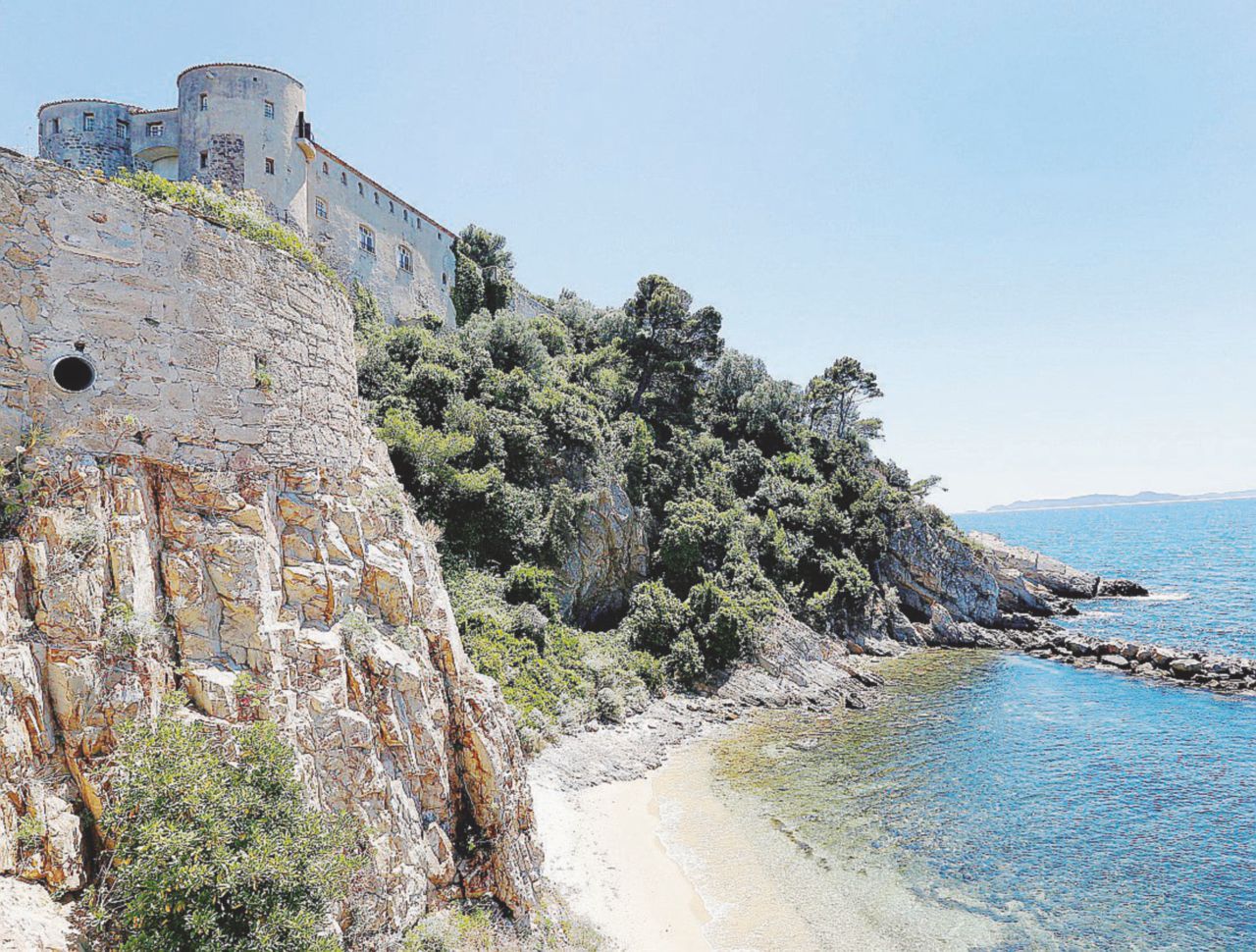 In Costa Azzurra - Emmanuel e Brigitte Macron e la residenza presidenziale Fort Brégançon - Ansa Macron, il Fort Brégançon è più chic con una piscina