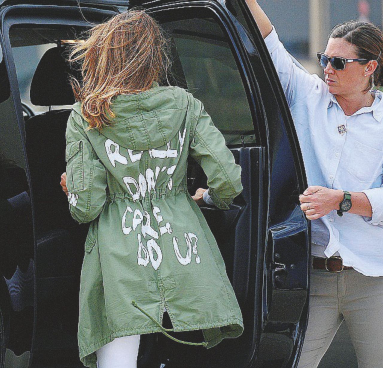 Fake news - Melania in Texas: “La scritta sulla giacca è contro i media” Bye bye messicani, sotto lo spolverino niente
