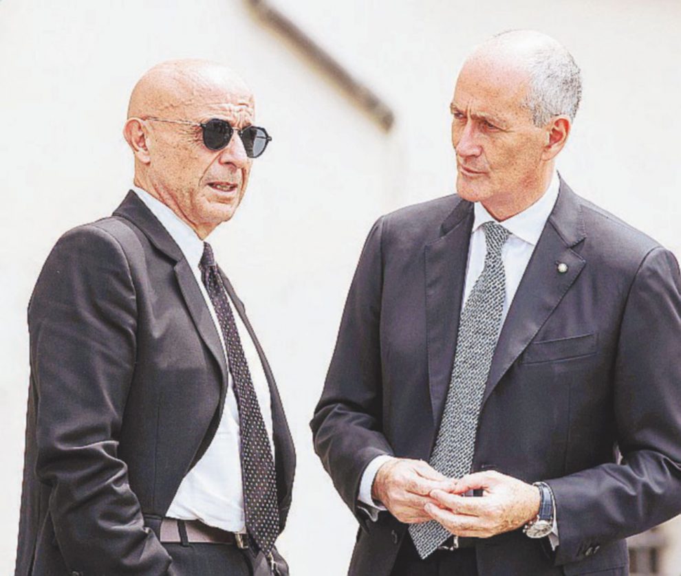 L’ex ministro Minniti e il capo della Polizia Gabrielli – Ansa