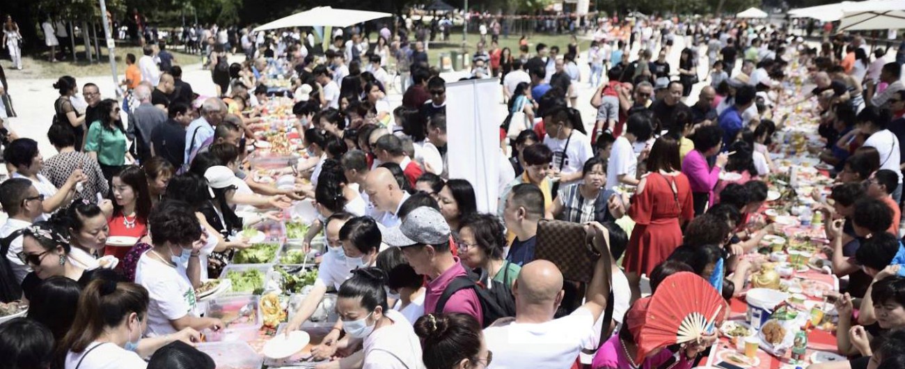 Copertina di Milano, tavolata multietnica di quasi 3 chilometri con oltre 10mila persone: “L’accoglienza è irrinunciabile” – FOTO