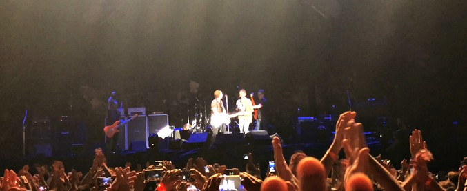 Copertina di Pearl Jam a Milano, quel romanticone di Eddie: così il cantante decide di festeggiare il primo incontro con la moglie