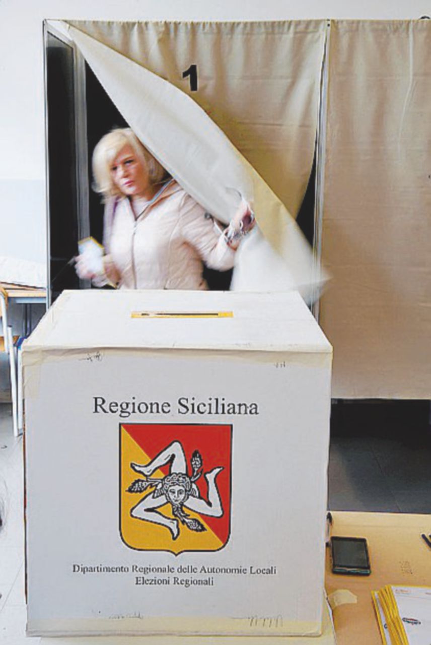 Urne - Si vota in Sicilia - Ansa Nel paese che ha metà degli elettori all’estero e non può eleggere il sindaco