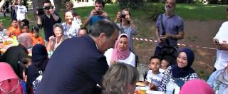 Copertina di Milano, in 10mila al pranzo multietnico al Parco Sempione. Saviano: “Io leader? No, bisogna costruire una comunità”