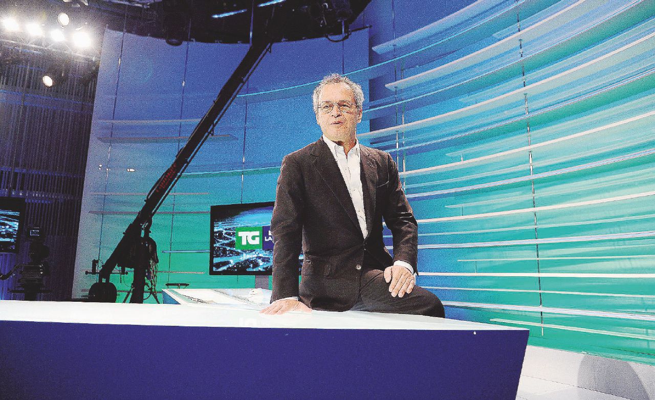 Copertina di Enrico Mentana: “Sono un uomo del ’900 (multitasking)”