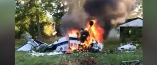 Copertina di L’aereo precipita in mezzo alle case, ma un passeggero si salva ed esce incolume dalle fiamme
