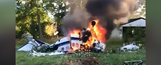 Copertina di L’aereo precipita in mezzo alle case, ma un passeggero si salva ed esce incolume dalle fiamme