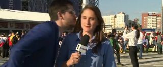 Copertina di Mondiali Russia, molestatore tenta di baciare la cronista in diretta. La reazione della donna è esemeplare