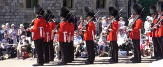 Copertina di Regno Unito, la parata al castello di Windsor è un disastro: l’imbarazzo delle guardie e del pubblico
