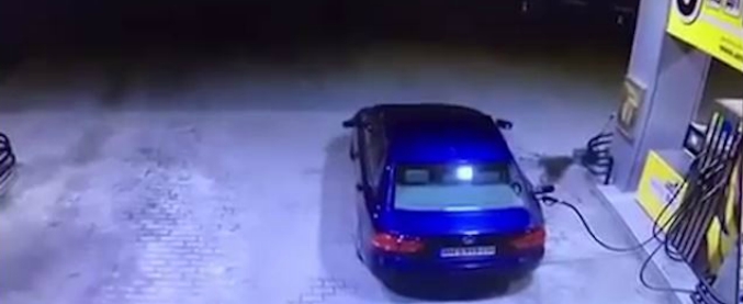 Copertina di Il rifornimento è col botto: se ne va con la pistola nel serbatoio dell’auto e l’errore gli costa carissimo