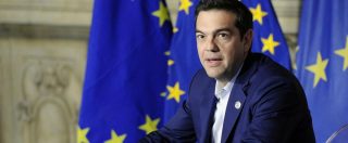 Copertina di Grecia, Tsipras annuncia aumento del salario minimo a 650 euro. “Lo dobbiamo a chi ha sofferto di più la crisi”