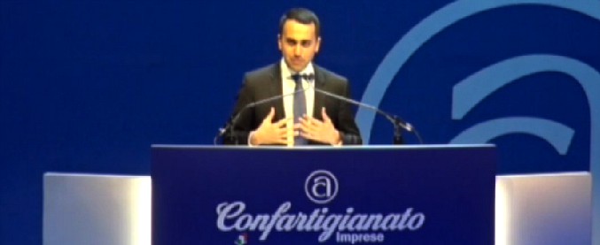 Copertina di Decreto dignità, Di Maio: “Chi delocalizza ridia soldi con interessi 200%. Oppure non se ne va”