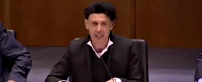 Copertina di Ezio Bosso, tutti in piedi per il suo discorso al Parlamento europeo. Il maestro emozionato: “Musica non ha confini”