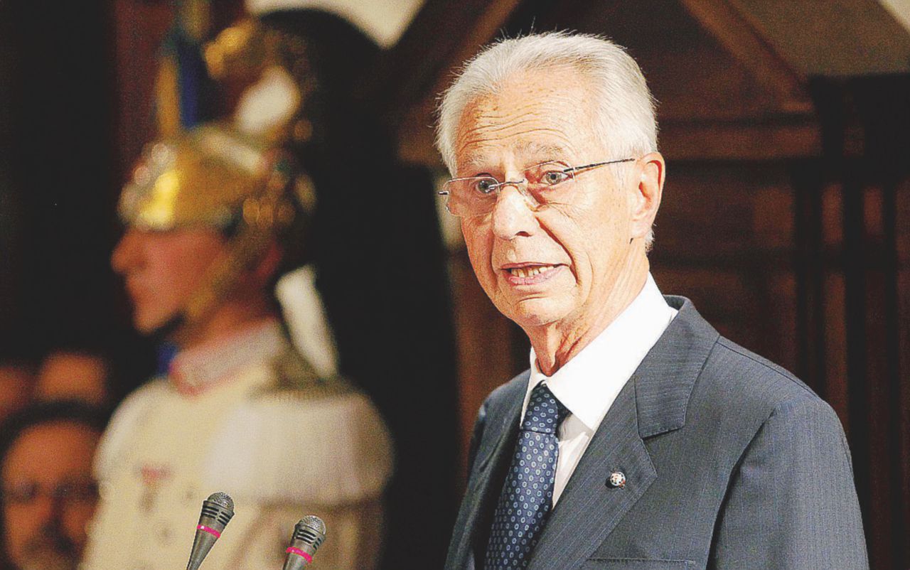 Copertina di Pasquale de Lise, indagini sul boiardo Blitz dei carabinieri dentro Palazzo Chigi