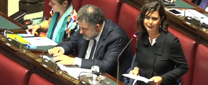 Copertina di Immigrazione, Boldrini vs Salvini e Conte: “Prima gli italiani o gli ungheresi?”. Bagarre in Aula, sarcasmo dai banchi della Lega