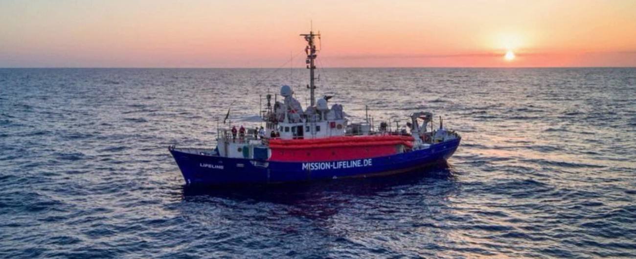 Lifeline, la nave ha attraccato a Malta. 8 Paesi: “Sì a redistribuzione dei migranti” Ma Berlino si tira fuori: “Nessuno da noi”