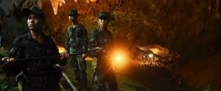 Thailandia, squadra giovanile di calcio intrappolata da giorni in una grotta: le piogge monsoniche ostacolano i soccorsi