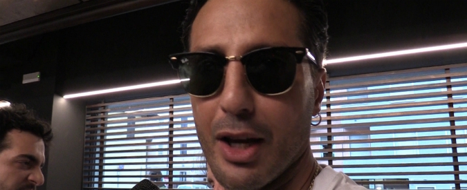 Copertina di Fabrizio Corona lancia il suo settimanale tra selfie e bagno di folla: “Governo? Non mi piace nessuno. A breve io in politica”