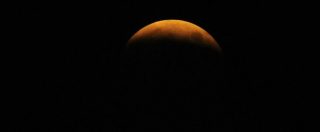 Copertina di Eclissi totale di luna, sarà la più lunga del secolo: il 27 luglio il cielo si tingerà di rosso