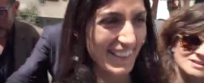 Copertina di Roma, Raggi: “Grillo? La fiducia in me non è mai mancata”. E lui: “Senatori estratti a sorte? Lo fanno anche in Bulgaria”