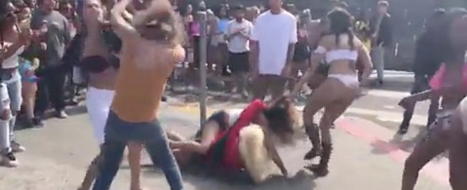 Copertina di Belle, sexy e cattive: al San Francisco Pride la rissa è hot. Vedere per credere