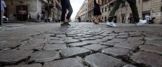Copertina di Roma, Raggi: “Via i sanpietrini da strade ad alta percorrenza. Danni frequenti e costi di manutenzione elevati”