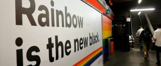 Copertina di Pride Milano, Netflix tappezza la metro di arcobaleni. E i pendolari apprezzano: “Campagna intelligente che critica Fontana”